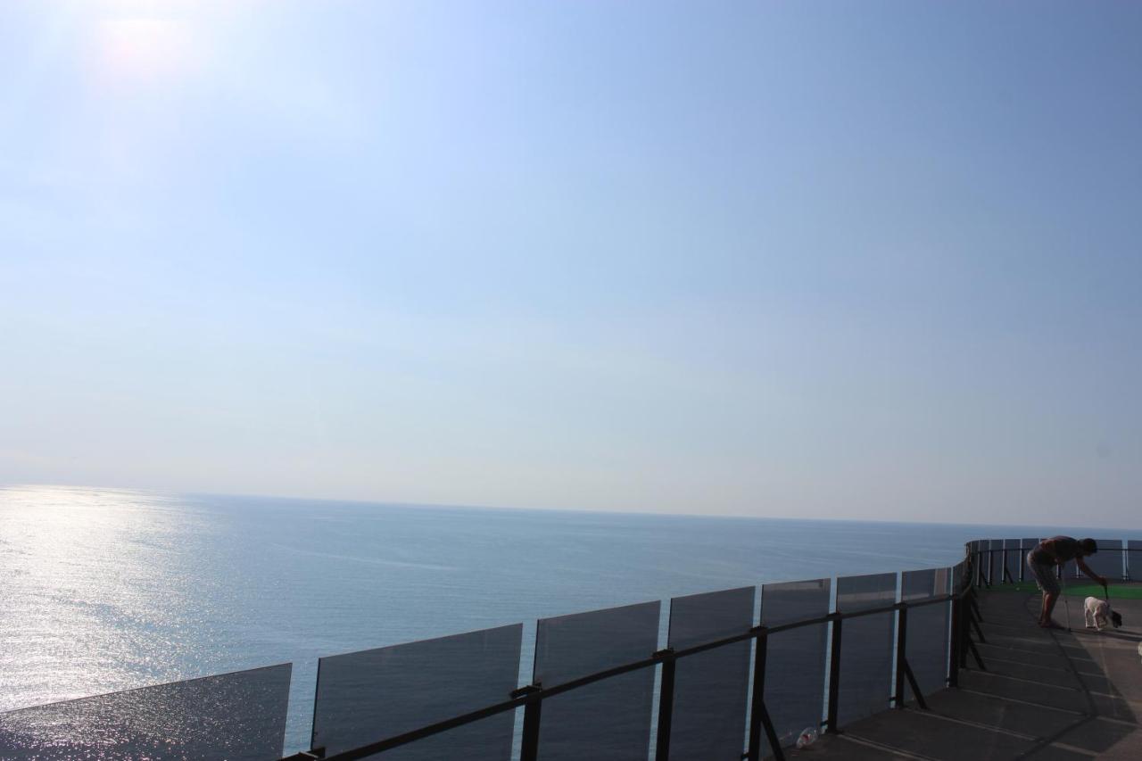 Apartment On The Back Sea バトゥーミ エクステリア 写真